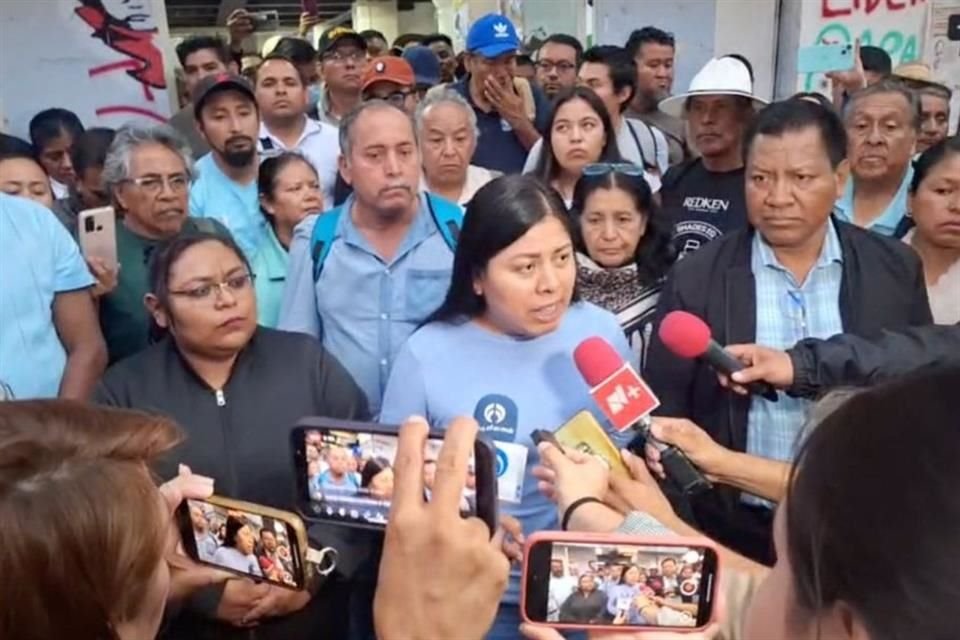 Yenny Pérez, lideresa de la sección 22 de la CNTE, de Oaxaca, al término de la reunión.