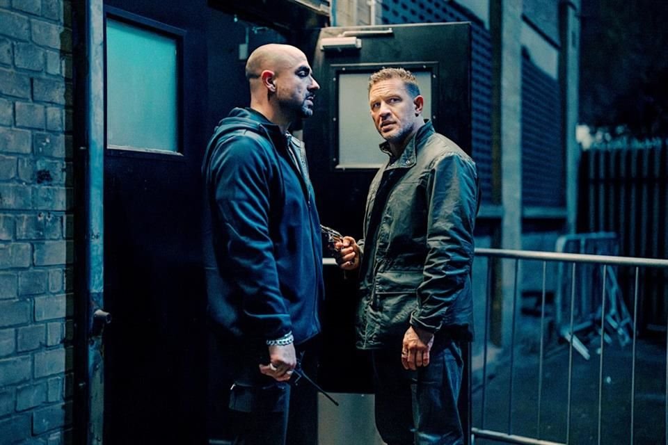 Tom Hardy arregla desastres y problemas de una familia criminal londinense en la serie 'Tierra de Mafia', creada por Guy Ritchie.