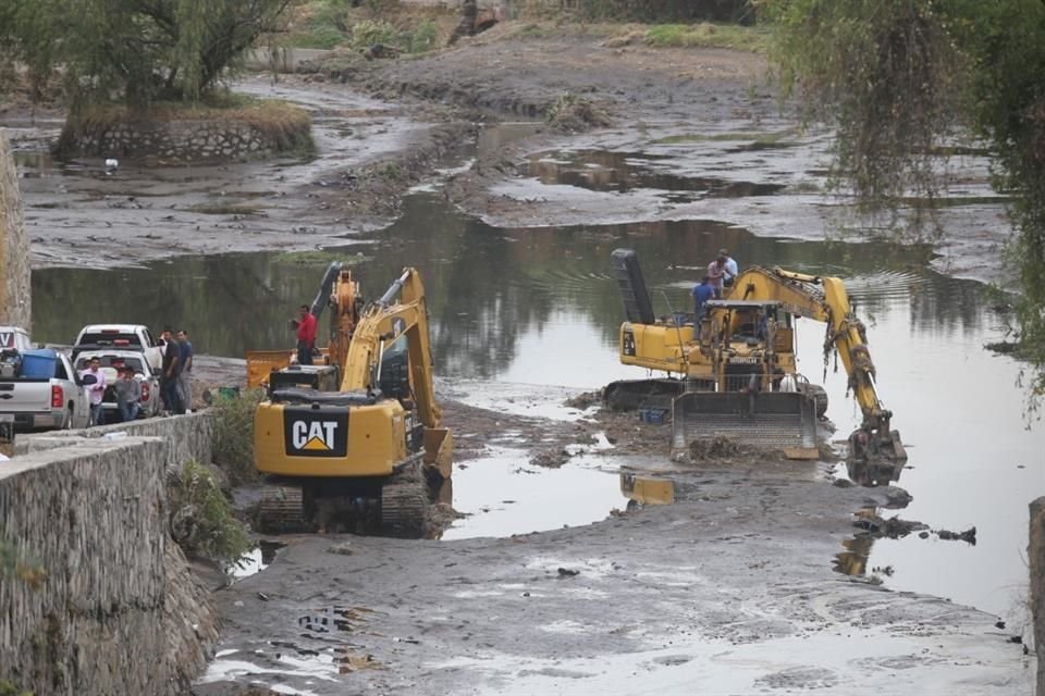 Mientras realizaban trabajos de desazolve, una maquinaria quedó atascada en el vaso regulador Ávila Camacho.