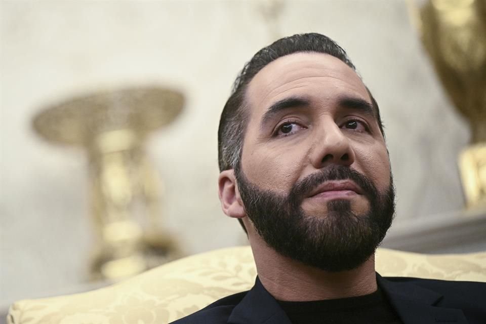 El Presidente de El Salvador, Nayib Bukele, durante una reunión con el Presidente Donald Trump en la Oficina Oval de la Casa Blanca en Washington, el 14 de abril de 2025.