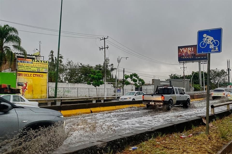 También se entorpeció el flujo vehicular en Mariano Otero y Periférico.