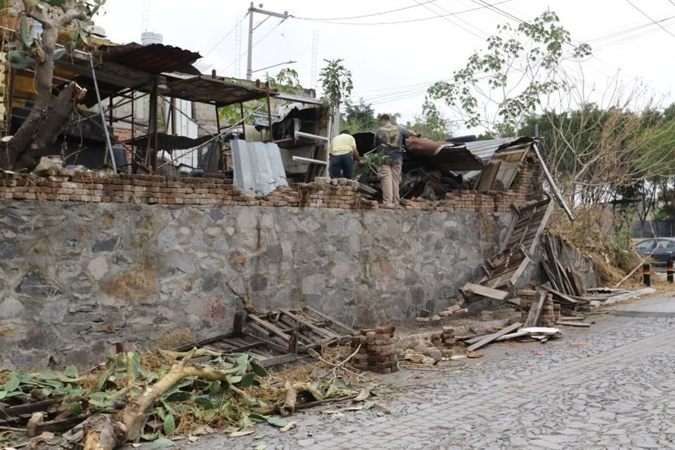 La lluvia provocó la caída de una barda en un predio ubicado en calle Prolongación Belenes, en la Colonia Jardines del Vergel.