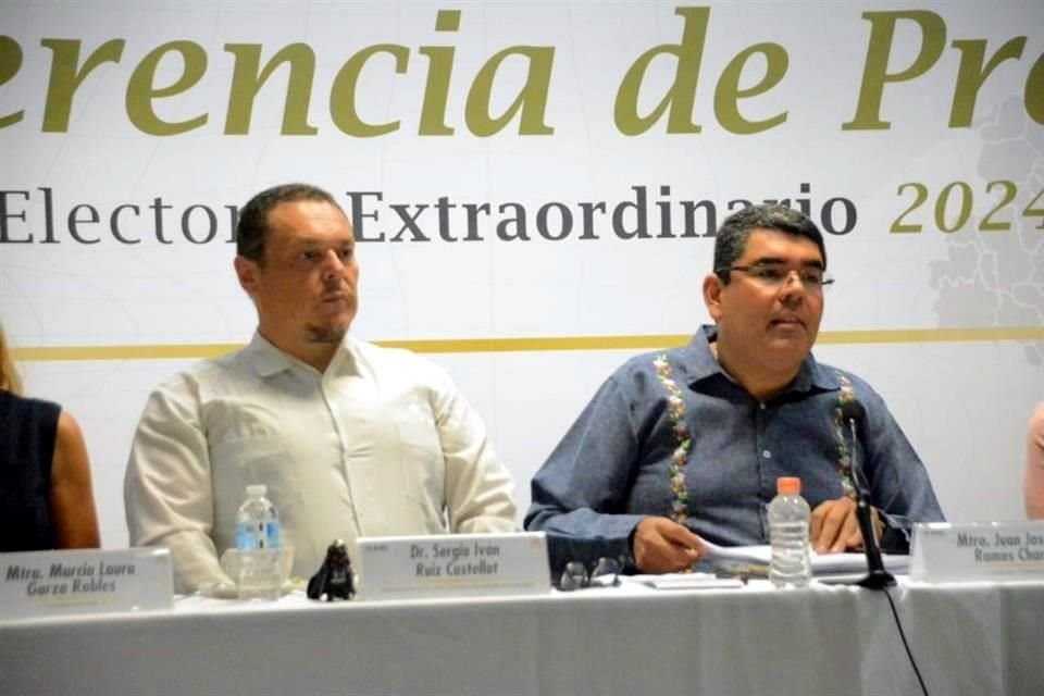 Sergio Ruiz Castellot, titular del INE en Tamaulipas, y Juan José Ramos Charre, director del Ietam.
