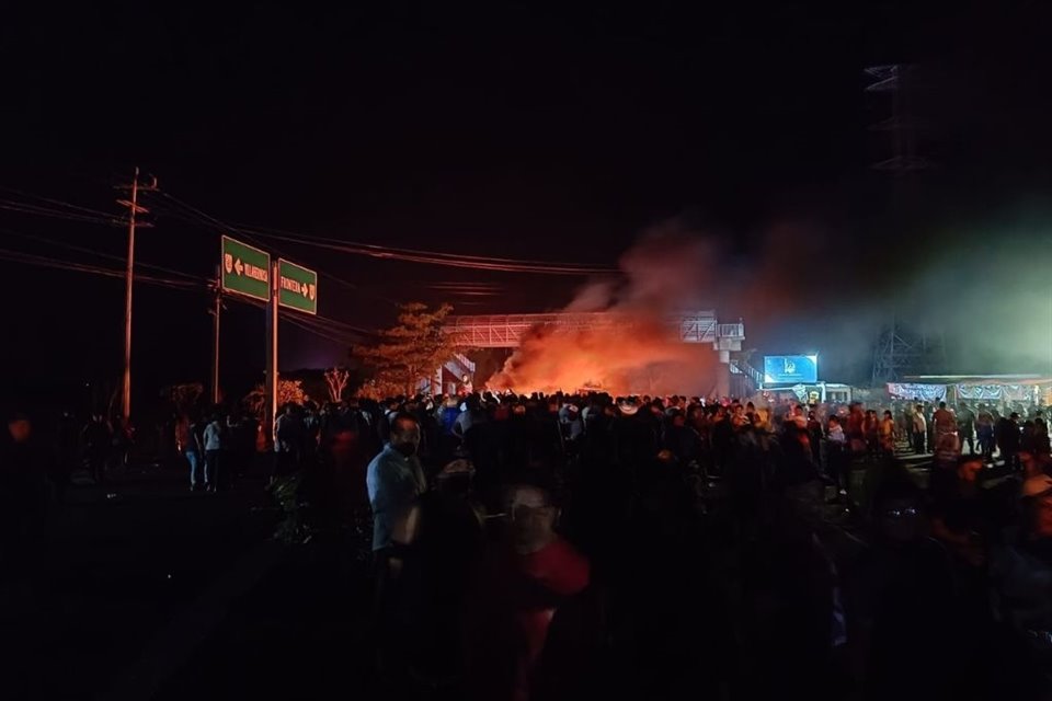 Habitantes bloquean esta noche la Carretera Villahermosa-Frontera para exigir solución a la ola de apagones en Tabasco.