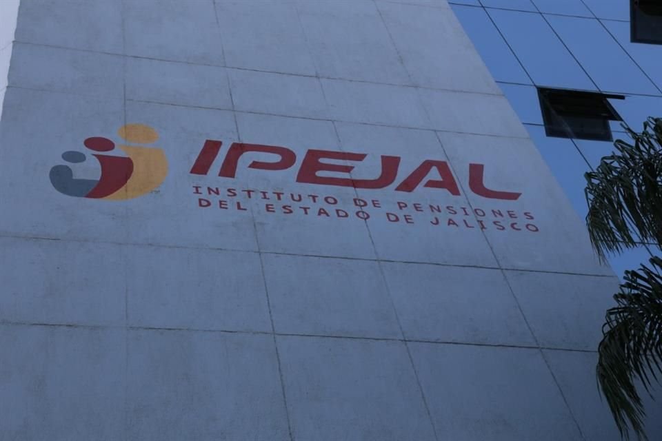Moisés Absalón 'N' y Alba Marisol 'N', ex servidores públicos del Ipejal, fueron vinculados a proceso por el delito de abuso de autoridad.