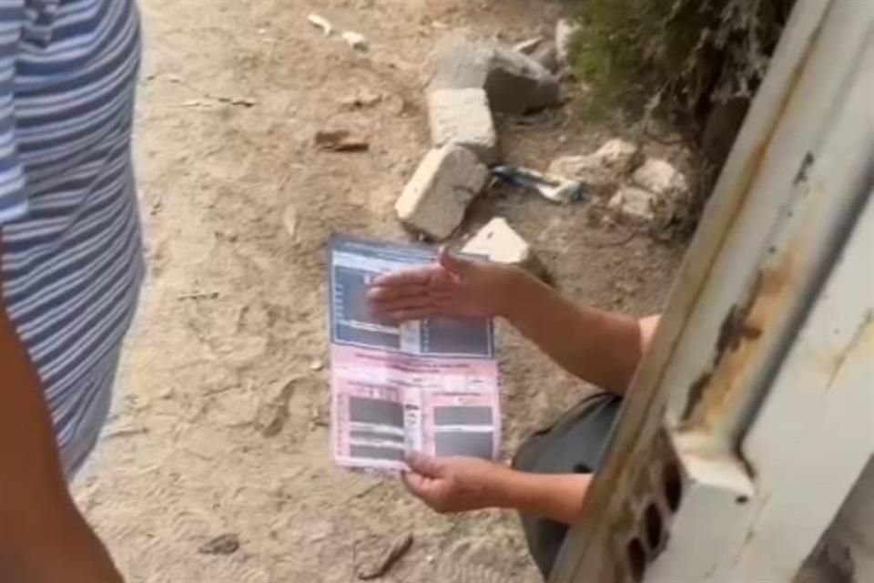 En Jalisco repartieron acordeones en los que se indicaba por qué candidatos votar.