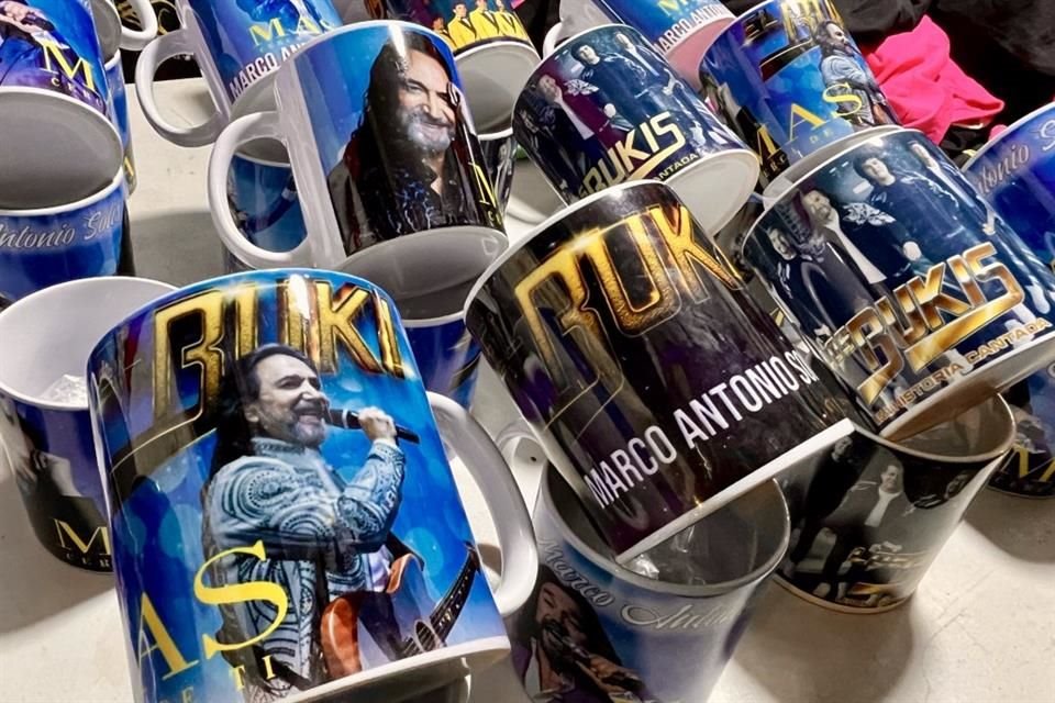 También se vendían tazas afuera del recinto.