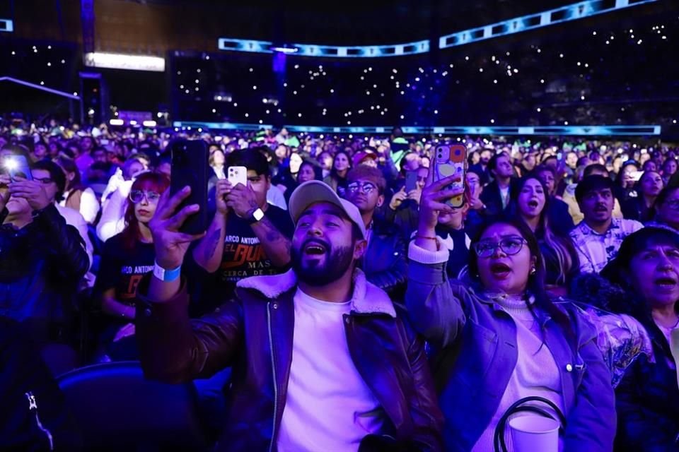 Cantando o captando el momento con sus celulares, la gente se la pasó increíble, pese al clima.