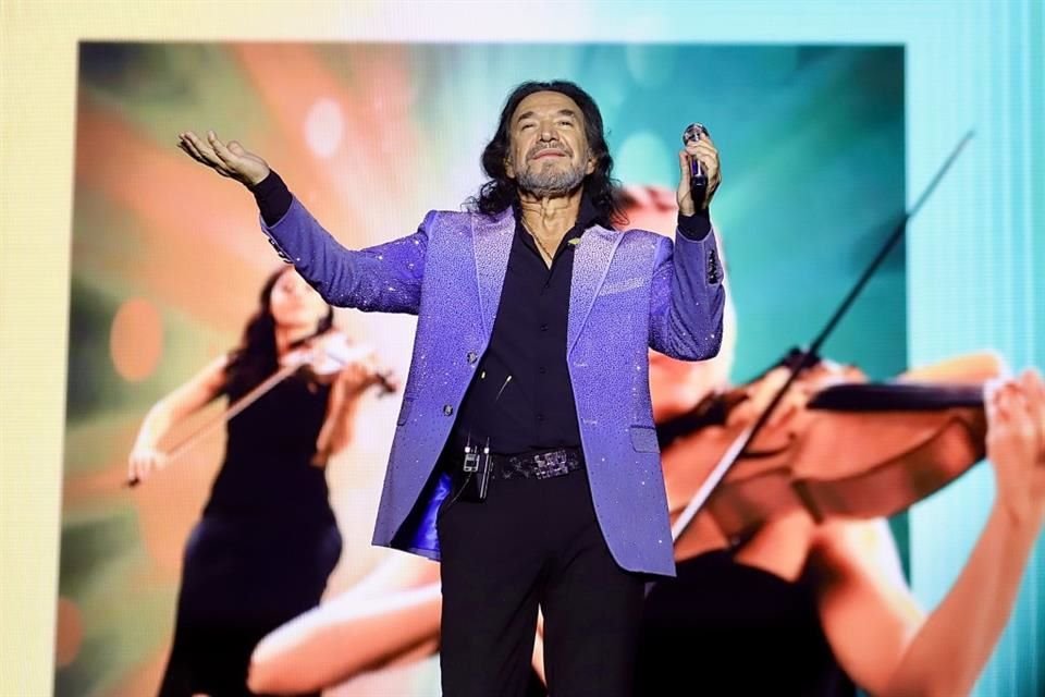El cantante se entregó ante los aplausos y gritos de sus seguidores.
