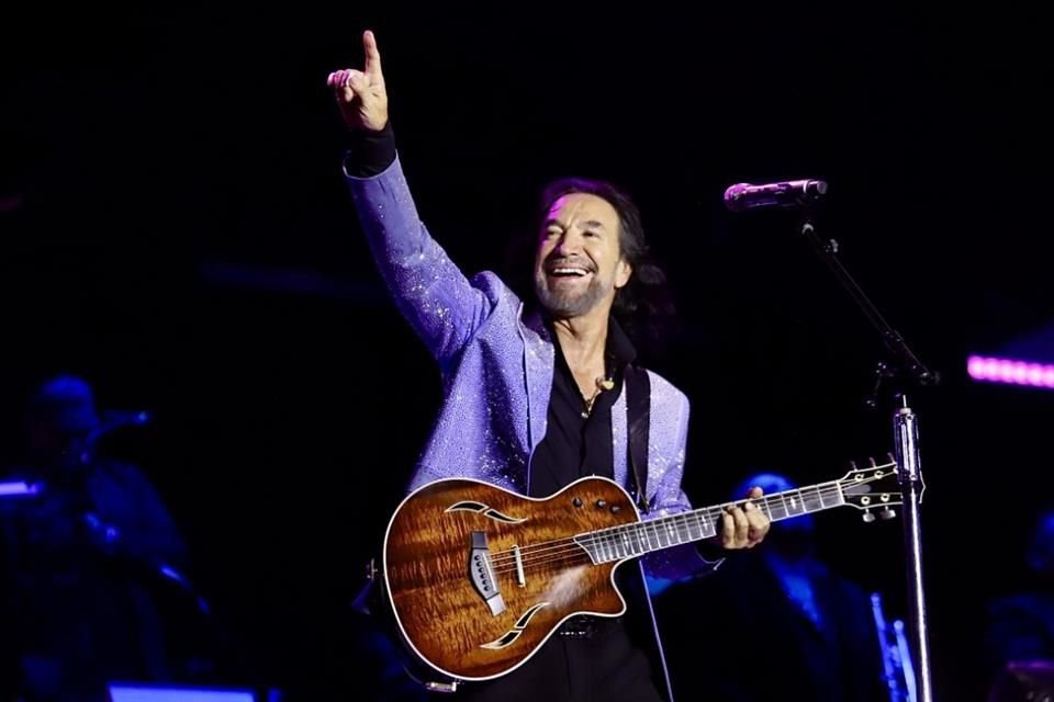 'El Buki' también aprovechó para tocar la guitarra.