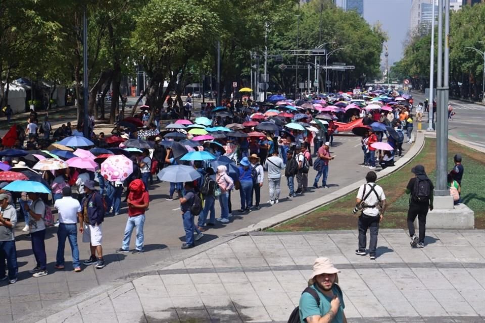 Maestros de la CNTE marchan este viernes desde metro San Cosme, con destino a la Torre del Caballito, en su día 15 de protestas.