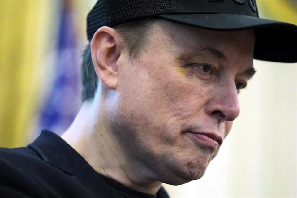 La marca en el rostro de Musk también fue visible en imágenes difundidas por un ex empleado especial del Gobierno, en una presentación separada.