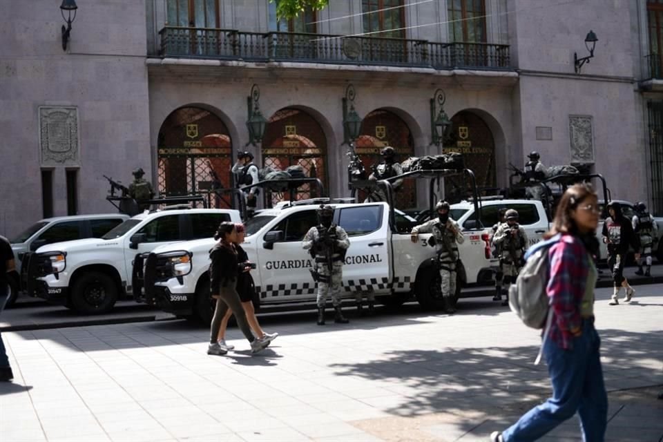 El despliegue de fuerzas policiacas, de al menos 15 mil elementos, se extendió este viernes a 15 municipios del norte, 17 del sur y 12 de la zona centro, añadieron las fuentes. 