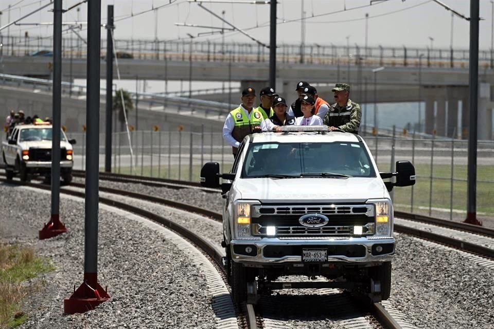 Sheinbaum reaizó el recorrido a bordo de una camioneta de carga, colocada sobre los rieles del tren.