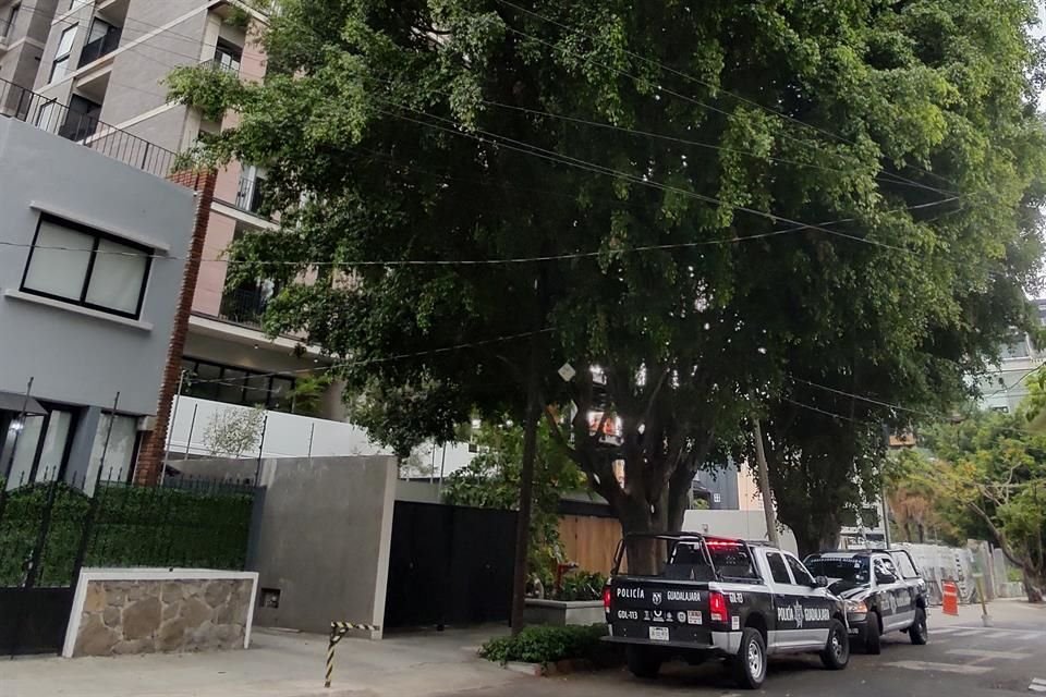 Localizaron un cadáver en el quinto piso de una torre de departamentos.