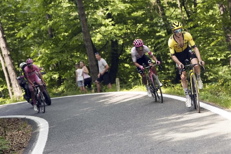 Simon Yates deixou Carapaz e Del Toro para trás na subida do Colle delle Finestre.