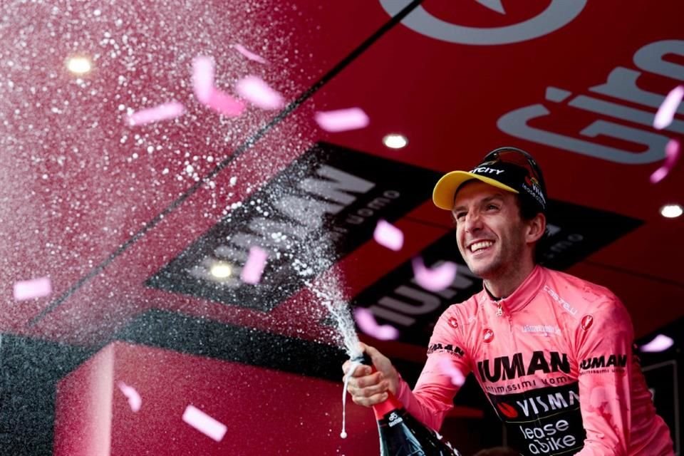 Simon Yates comemorou a vitória.