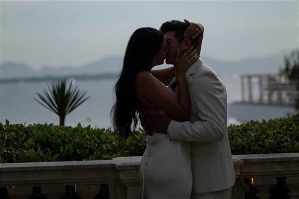 La pareja celebró su boda la noche del viernes en el exclusivo resort Las Ventanas, en Cabo San Lucas, México, rodeados de amigos, familiares y el mar de fondo.
