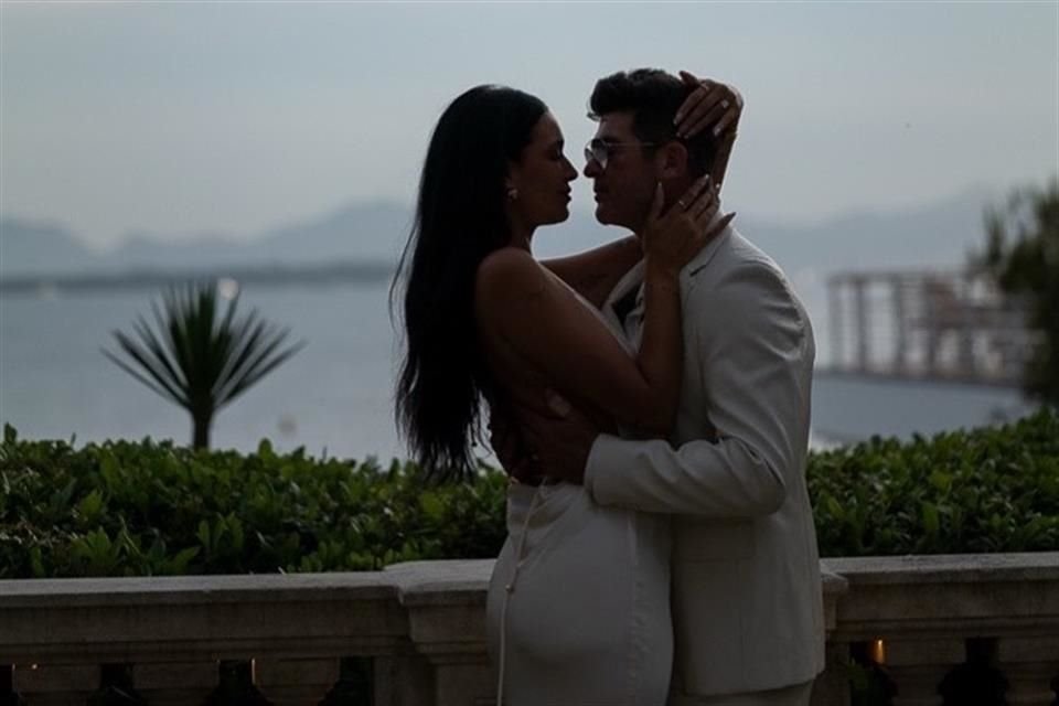Días antes de la ceremonia, Thicke sorprendió a su pareja durante un viaje a Cannes -el mismo lugar donde debutaron públicamente en 2015- con una segunda propuesta de matrimonio.