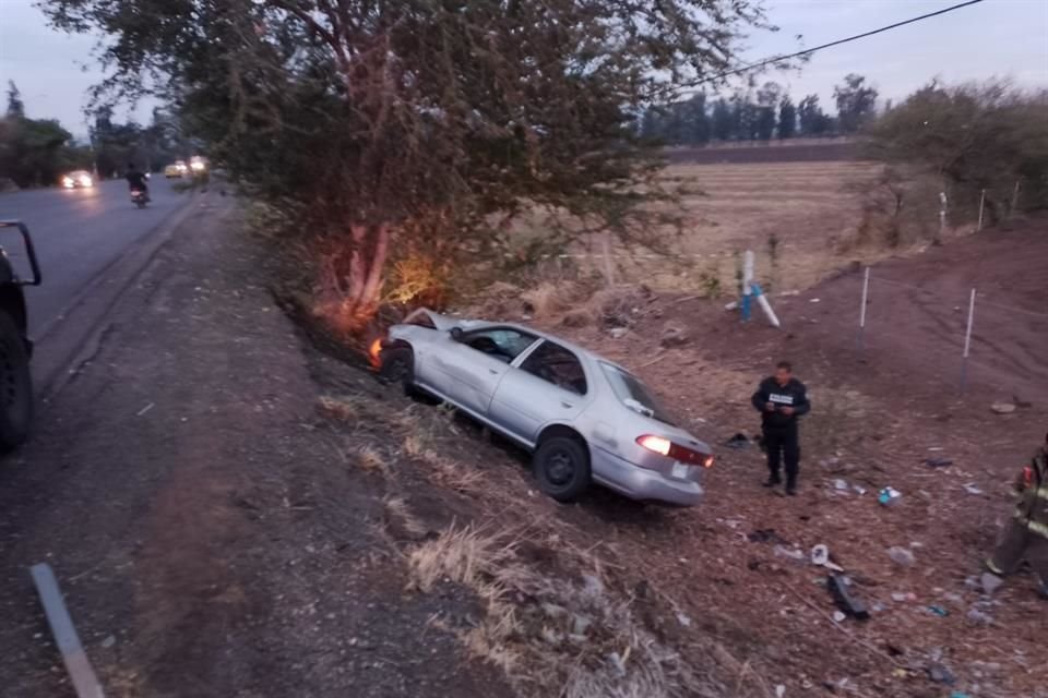 Un hombre murió tras volcarse en su vehículo en el Fraccionamiento San Diego, en Tlajomulco.