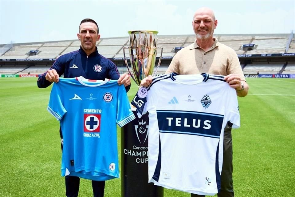 Vicente Sánchez y Jesper Sorensen, los técnicos finalistas de la Concachampions, posaron con el trofeo y las playeras de sus clubes.