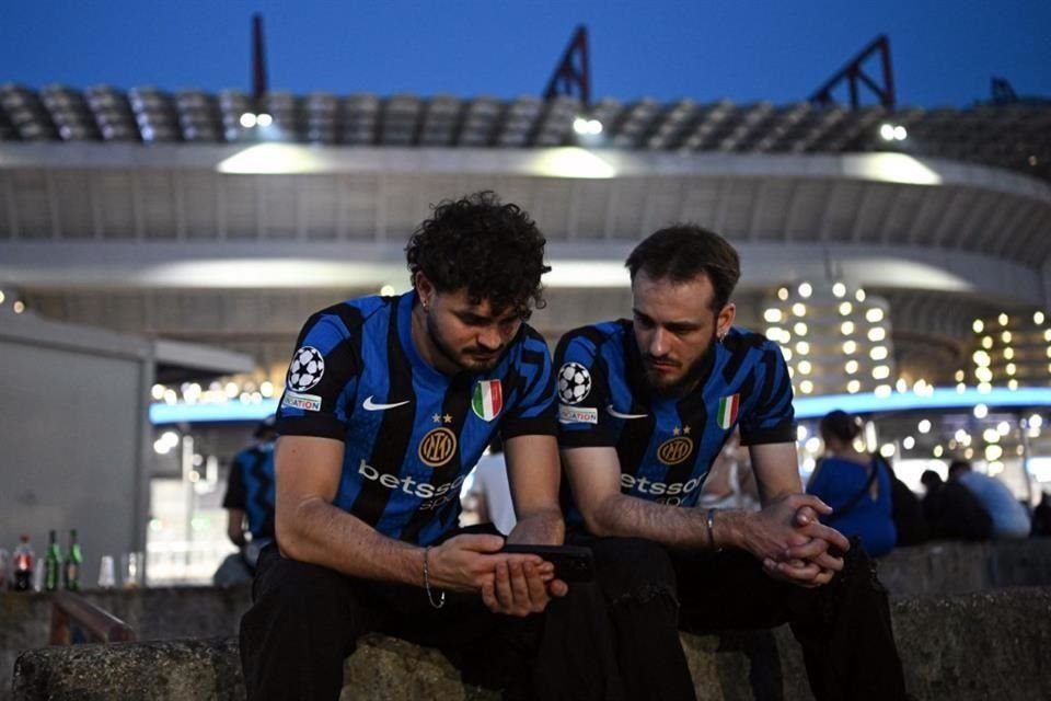 Los aficionados del Inter se juntaron en el Estadio San Siro para ver la Final de Champions, pero acabaron desilusionados.