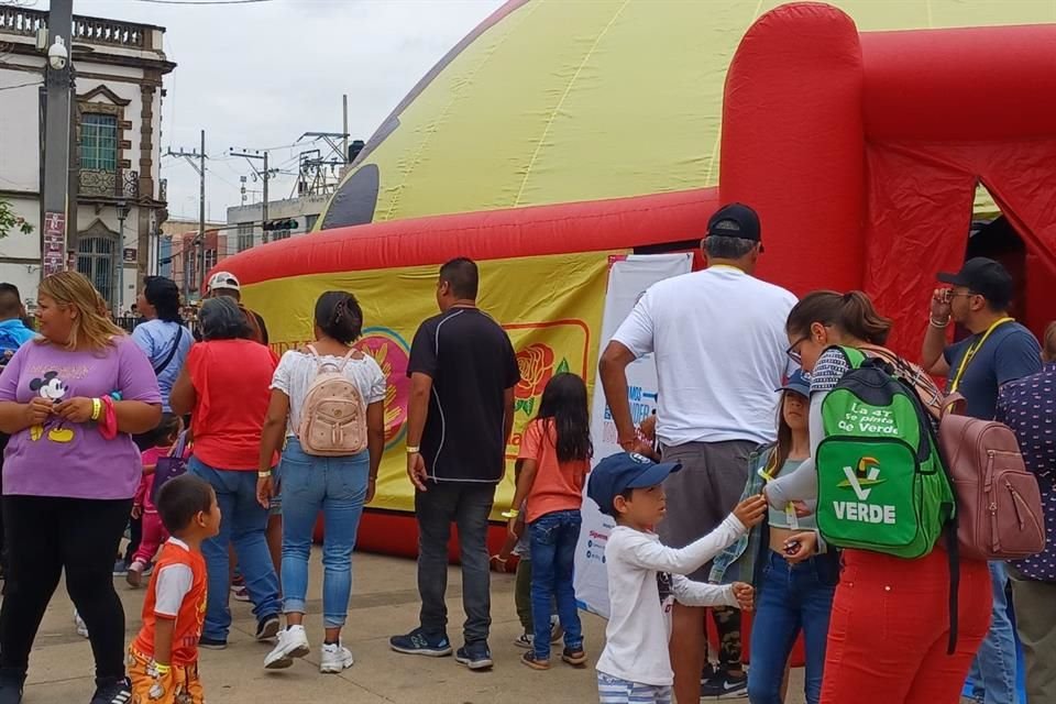 Cientos de asistentes se congregaron en la Plaza del Santuario de Guadalupe para el primer  Festival de la Familia Mazapán.