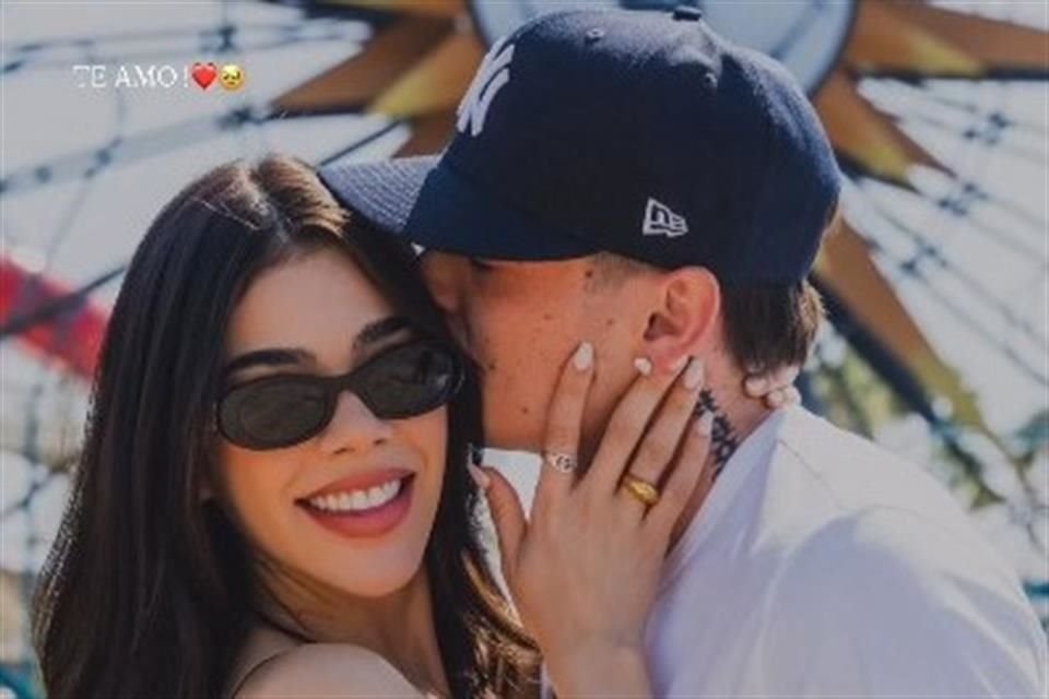 Kenia Os y Peso Pluma derrochan amor en Disneyland, confirmando un romance que crece tras su colaboración musical.