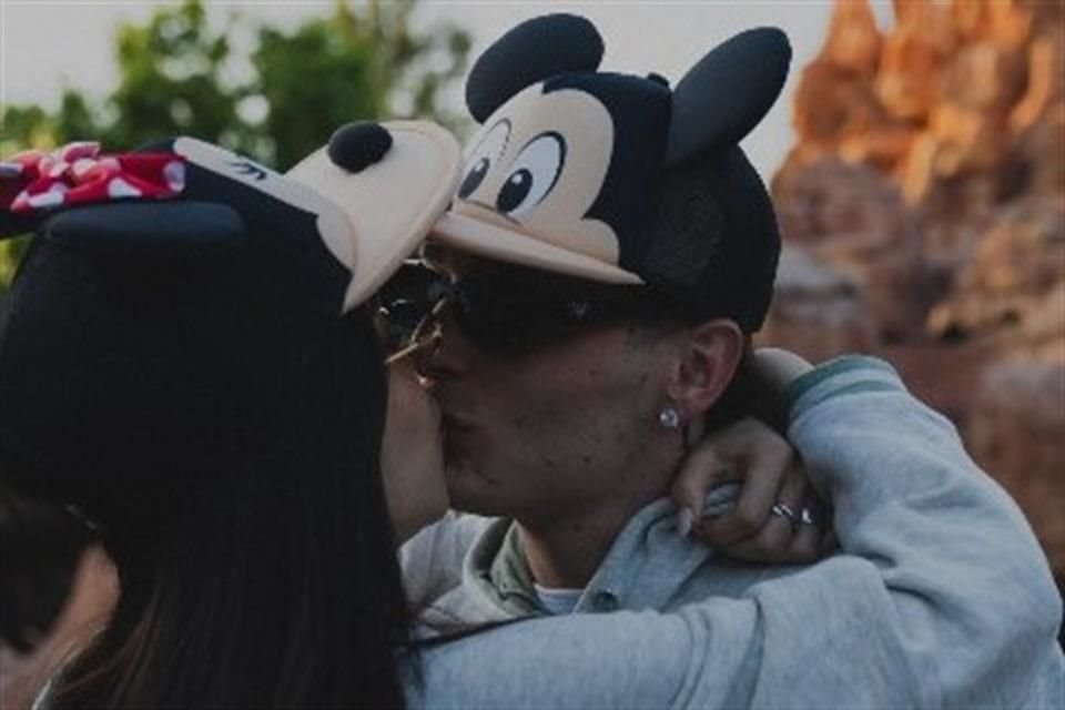 La pareja encendió las redes sociales con una serie de fotografías en las que se les ve muy cariñosos y felices.