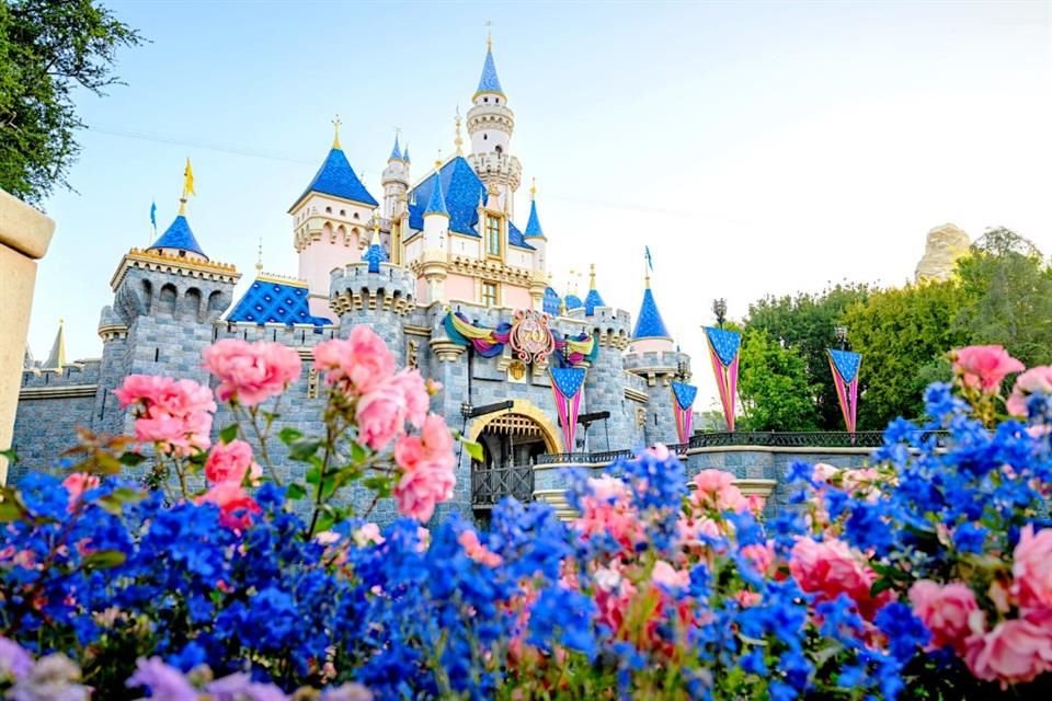 С парадами, музыкой и волшебством Disneyland Resort отмечает 70-летие объединения поколений радостью и незабываемыми приключениями.