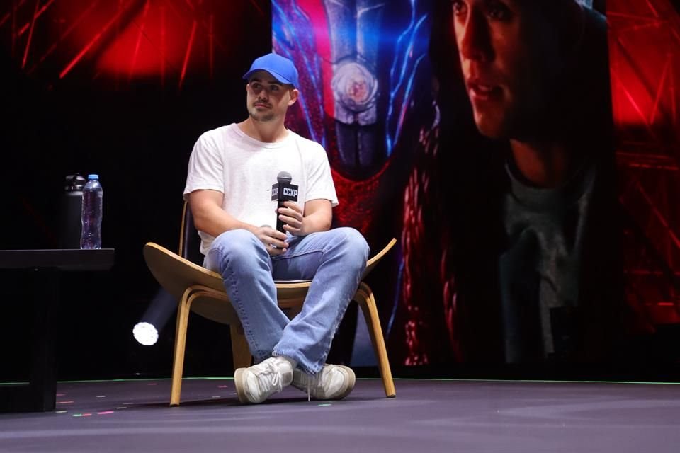 El actor sorprendió a las casi 2 mil personas que llenaron el escenario principal con su actitud relajada, bromista y accesible.