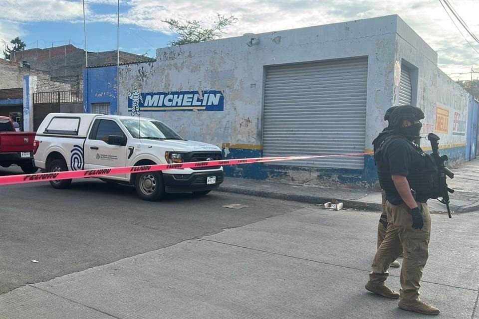 Cerca de las 15:00 horas, las autoridades acordonaron varias cuadras en torno a un domicilio de la Calle Adrián Puga, entre Leonor Pintado y Soledad Calleja.