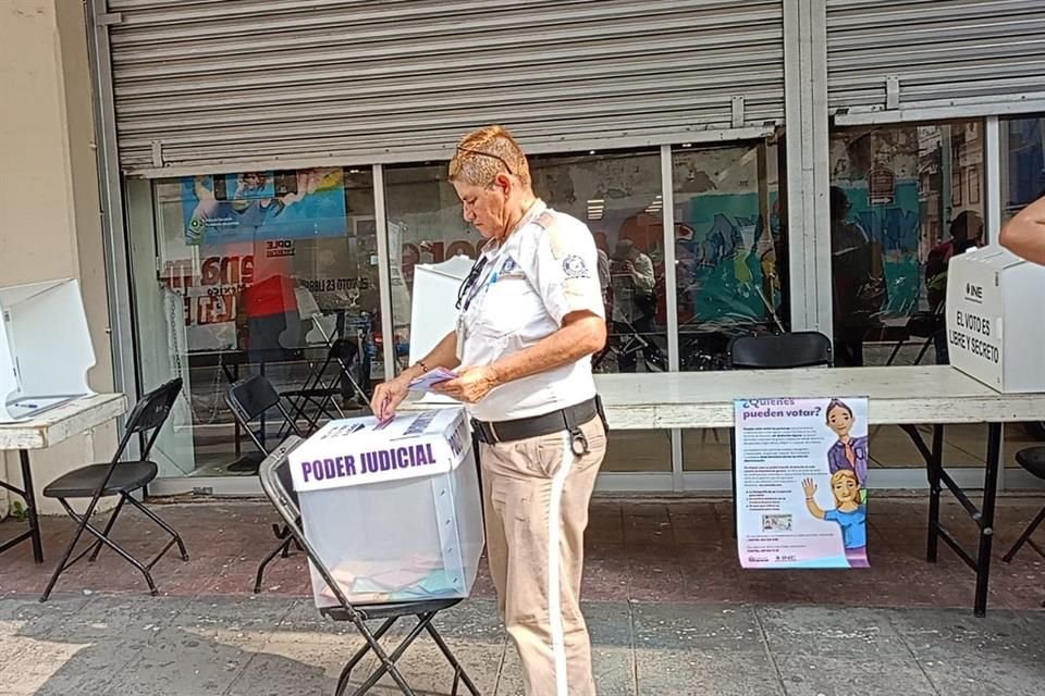Las personas sólo depositarán sus votos en una urna