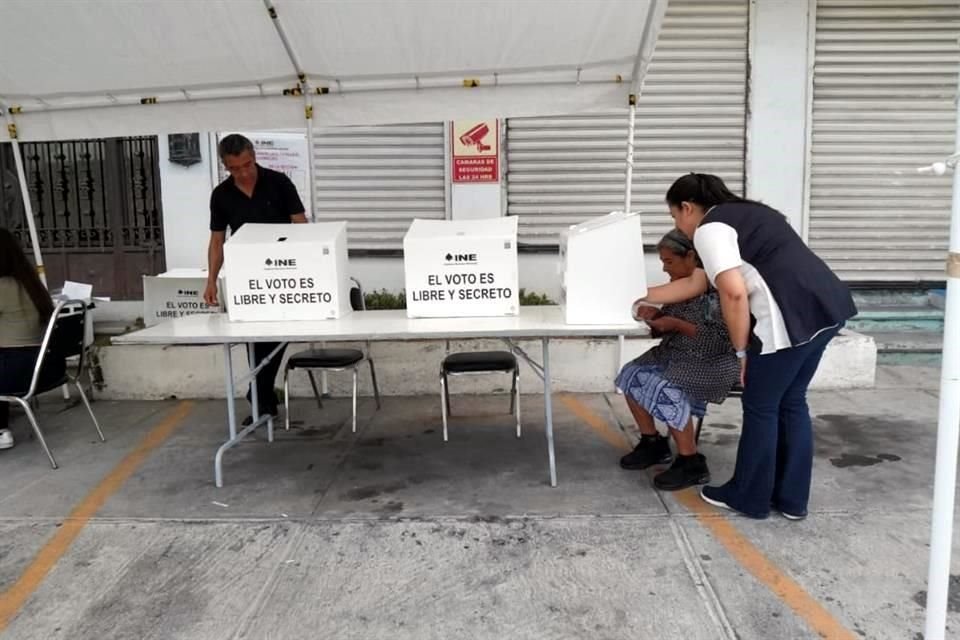Dada la novedad de la forma de votación, cada persona demora más de 15 minutos en terminar.