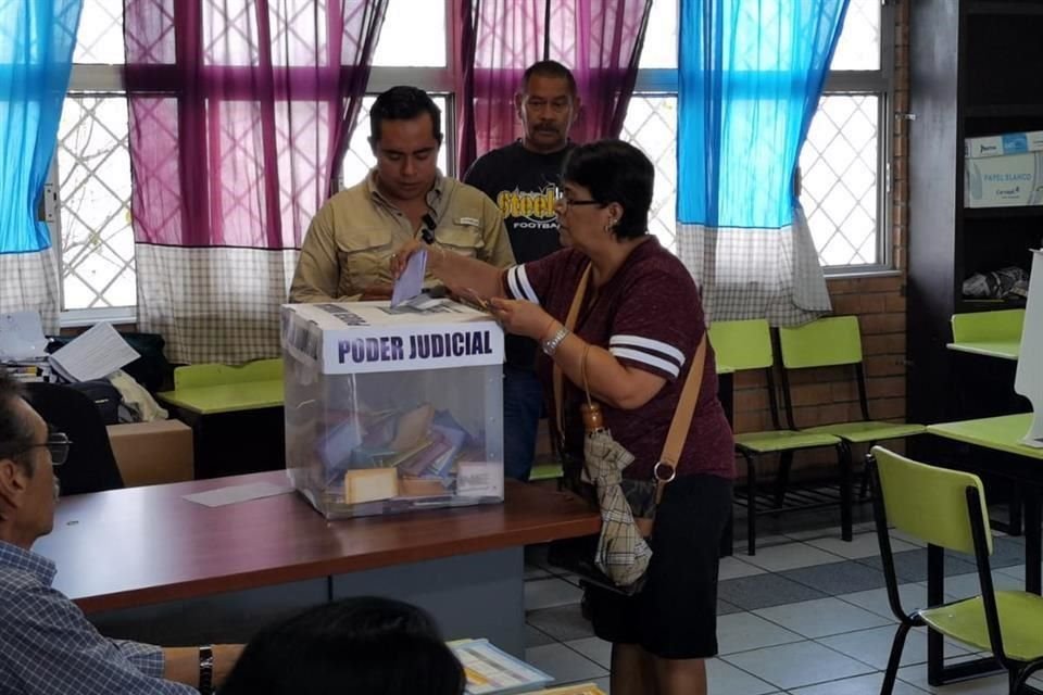 En Coahuila, los votantes reciben 10 boletas, seis para la elección federal y cuatro para la elección del Poder Judicial del Estado.