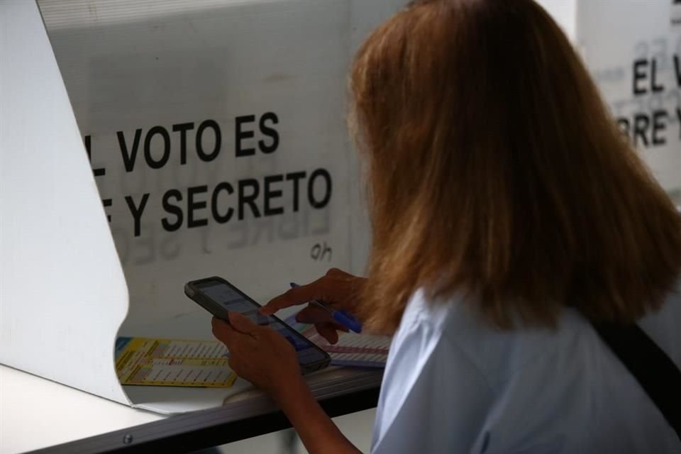 Muchos de los votantes llevaban en sus celulares acordeones para apoyarse en su elección.