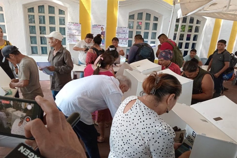 Tras sufragar, López Obrador dio un mensaje en el que destacó que los comicios para elegir a jueces, magistrados y ministros, son históricos. 