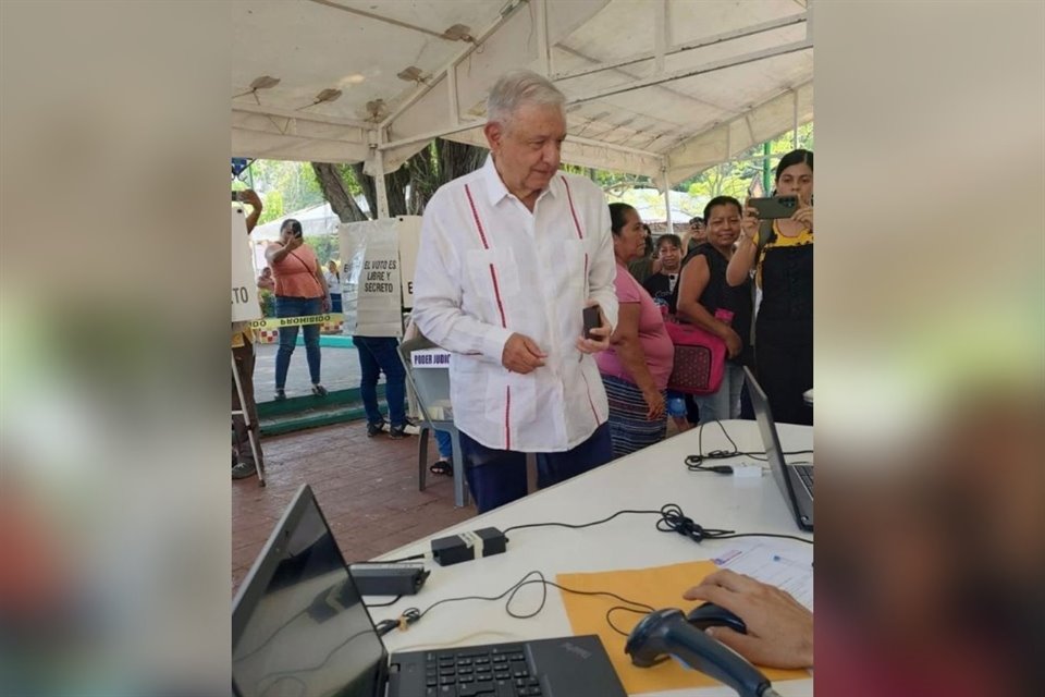 López Obrador indicó que no había reaparecido públicamente porque se encuentra escribiendo un libro que, prometió, estará listo a finales de 2025. 