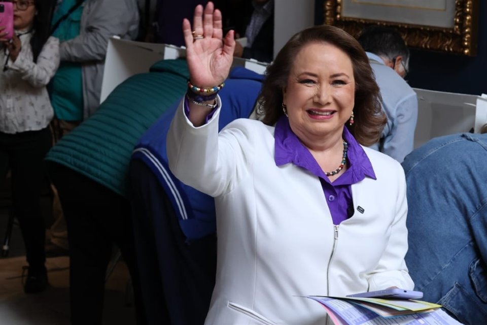 La Ministra Yasmín Esquivel votó en casilla en la Colonia Insurgentes.