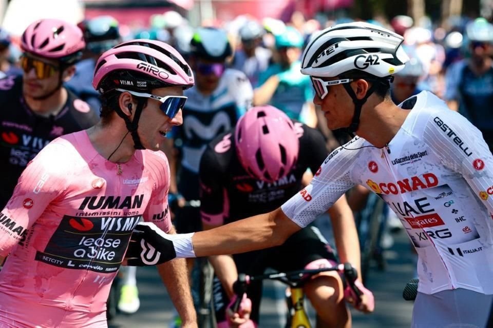 Isaac Del Toro conversando con Simon Yates antes de iniciar la última etapa.