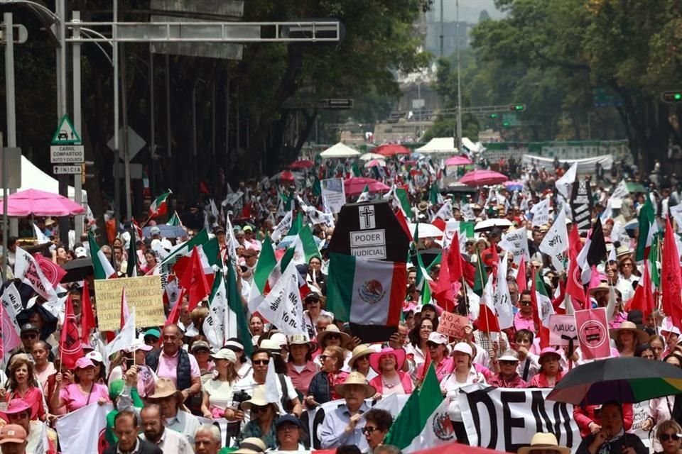 Los manifestantes portan un ataún negro, en señal de que este 1 de junio muere el Poder Judicial.