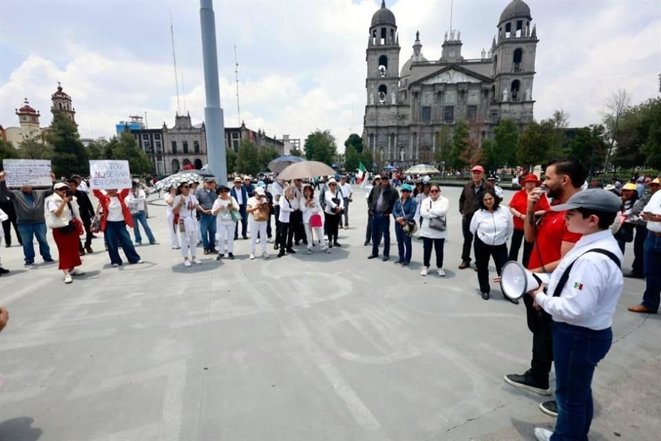 Las concentraciones contra la elección judicial se replican en otras plazas cívicas, como la Plaza de los Mártires, en Toluca.