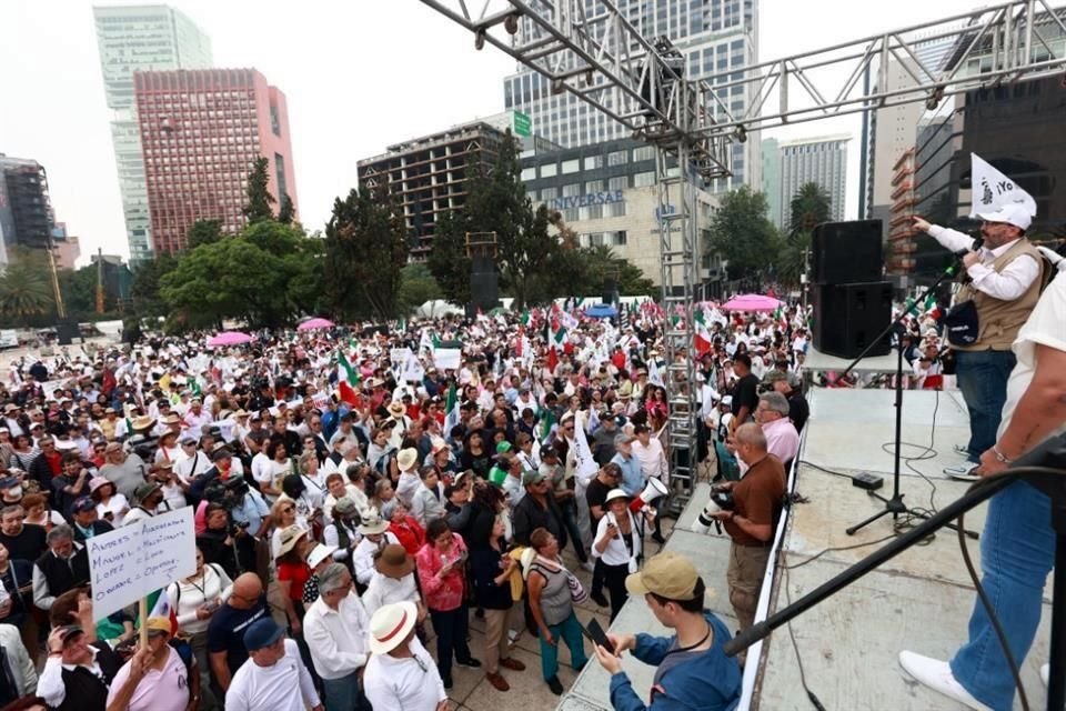 La movilización en contra de la elección judicial en la CDMX concluyó en el Monumento a la Revolucación con un mitin.