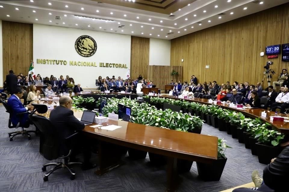 Consejeros señalaron que el INE tuvo que asumir el enorme desafío de diseñar, planear, desarrollar, adaptar, coordinar e instrumentar en pocos meses todo un conjunto de nuevos elementos.
