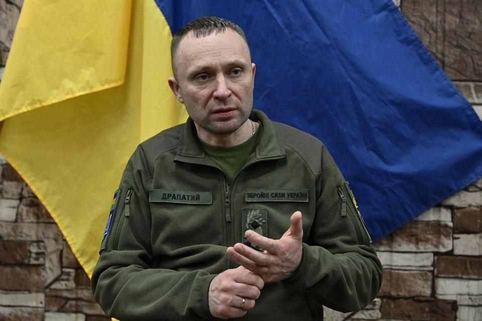 El comandante ucraniano Mykhailo Drapaty habla con periodistas en la región del Donetsk el 6 de enero del 2025.