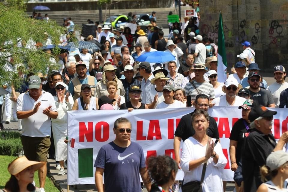 Cientos de personas marcharon de la Plaza de la Reforma a la Plaza de Armas, como protesta contra las elecciones del Poder Judicial.