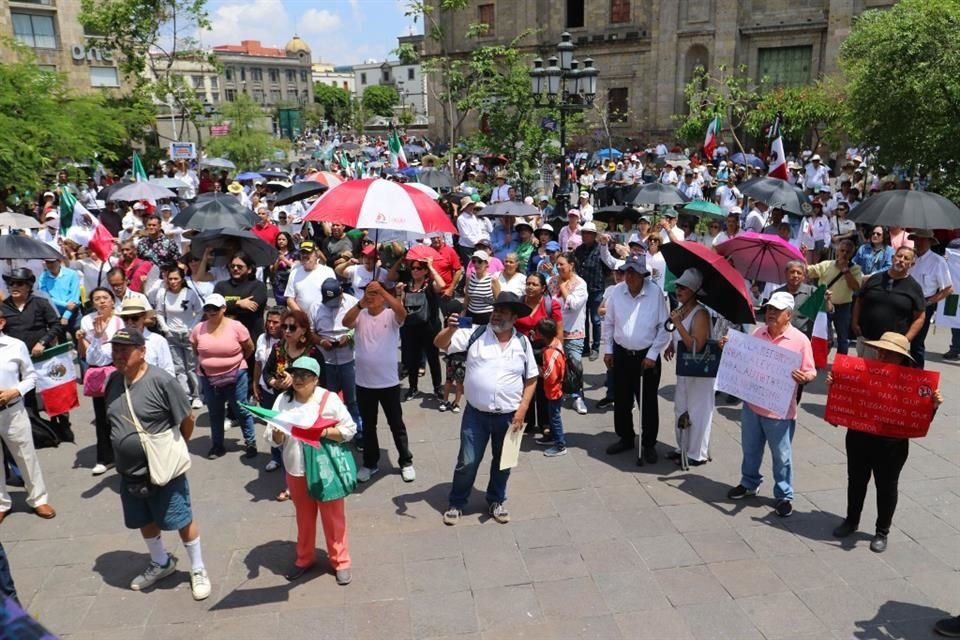 Cientos de personas marcharon de la Plaza de la Reforma a la Plaza de Armas, como protesta contra las elecciones del Poder Judicial.