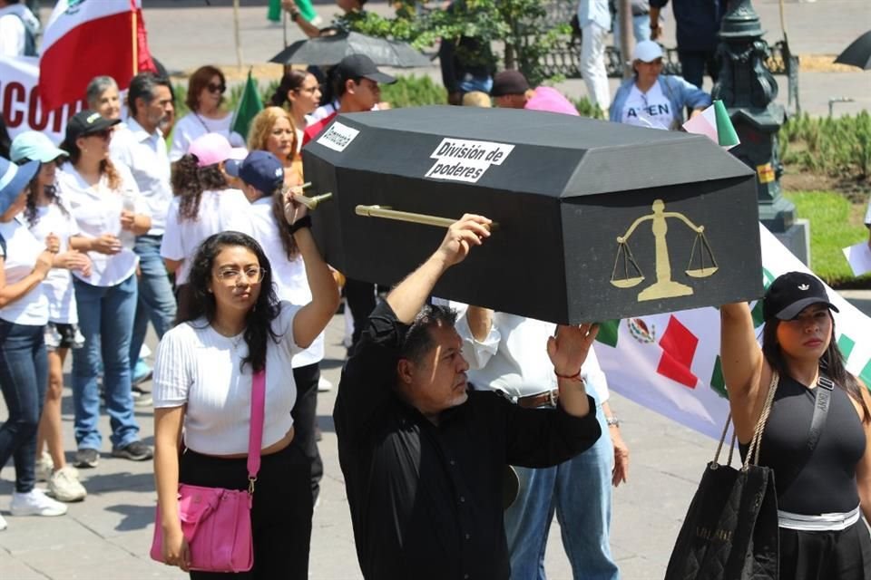 Cientos de personas marcharon de la Plaza de la Reforma a la Plaza de Armas, como protesta contra las elecciones del Poder Judicial.