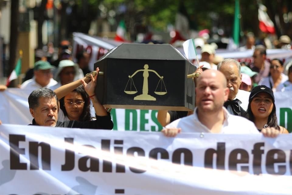 Cientos de personas marcharon de la Plaza de la Reforma a la Plaza de Armas, como protesta contra las elecciones del Poder Judicial.