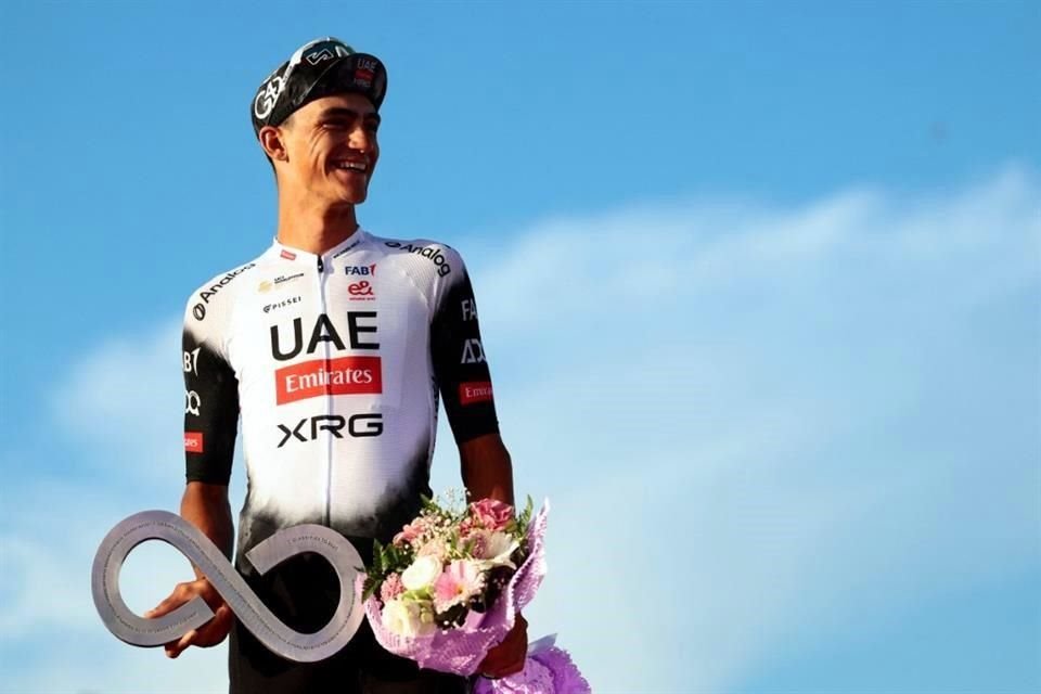 Isaac del Toro con el trofeo de subcampeón y una sonrisa de satisfacción.